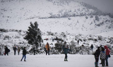 Χιόνια σε Πάρνηθα και Ιπποκράτειο Πολιτεία (vid)