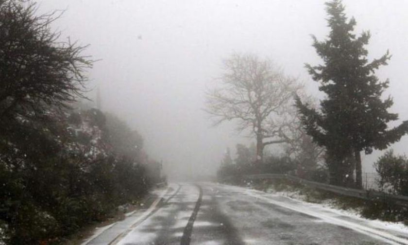 Χιονίζει στην Πάρνηθα - Κλειστοί δρόμοι και στην Αττική, πού χρειάζονται αλυσίδες