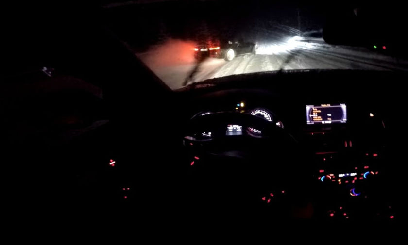 Audi RS 4 κυνηγάει BMW M4 στα χιόνια (vid)