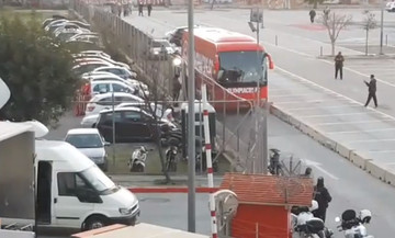 Ολυμπιακός - ΑΕΚ: Δείτε την άφιξη των ομάδων στο «Γ. Καραϊσκάκης» (vid)