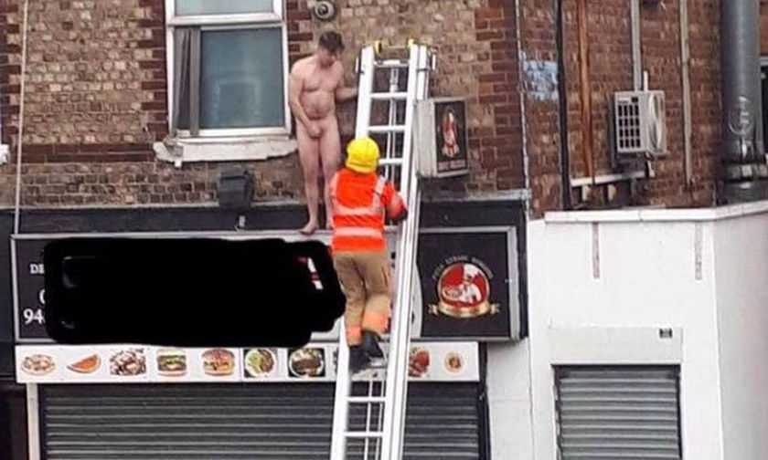 Viral: Η Πυροσβεστική διασώζει γυμνό πελάτη από οίκο ανοχής που έπιασε φωτιά! (vid) 