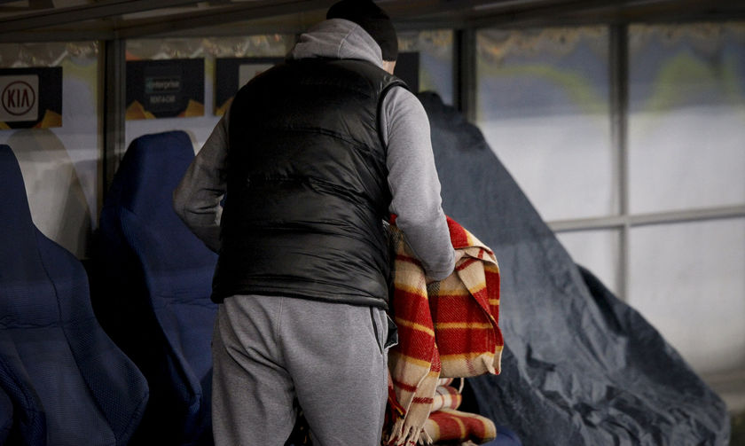 «Τσουχτερό» το κρύο στο «Ολιμπίσκι», με κουβέρτες στους πάγκους (pics)