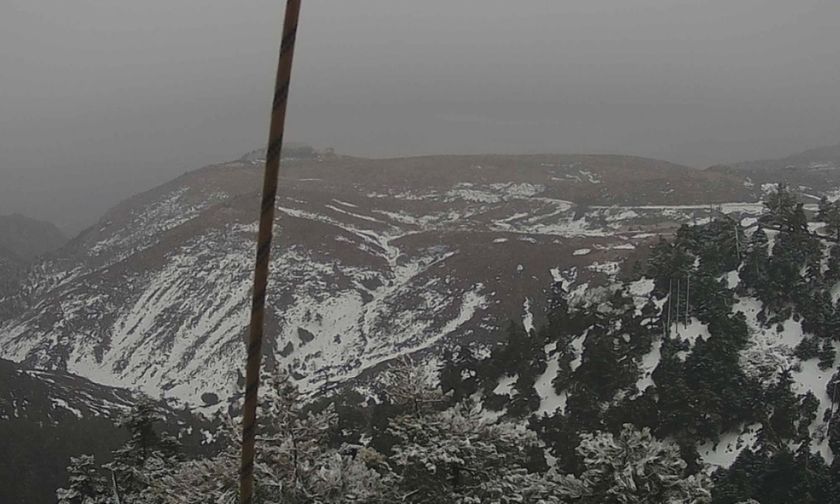 Χιονίζει στην Πάρνηθα - Δείτε ζωντανή εικόνα