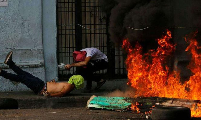 Βενεζουέλα: Συγκρούσεις, 4 νεκροί, δεκάδες τραυματίες, πιέσεις κι αίτημα Γκουαϊδο