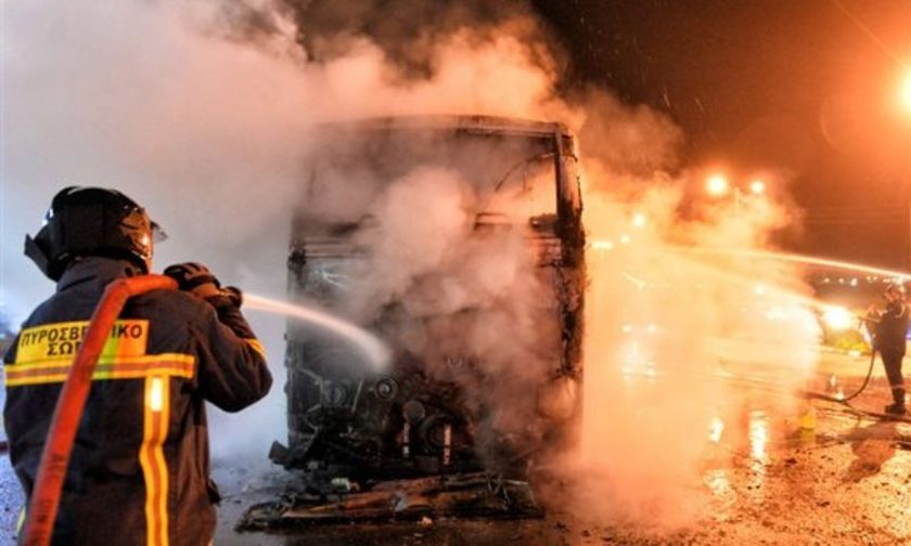 Λεωφορείο έπιασε φωτιά εν κινήσει στην λεωφόρο Μεσογείων