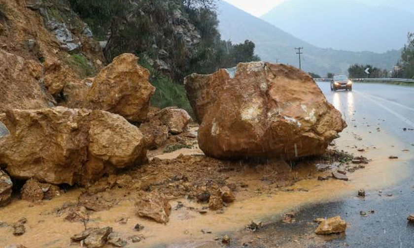 Η «Ωκεανίς» φεύγει, τα προβλήματα μένουν: «Βομβαρδισμένο τοπίο» η Κρήτη, αγωνία για τον αγνοούμενο