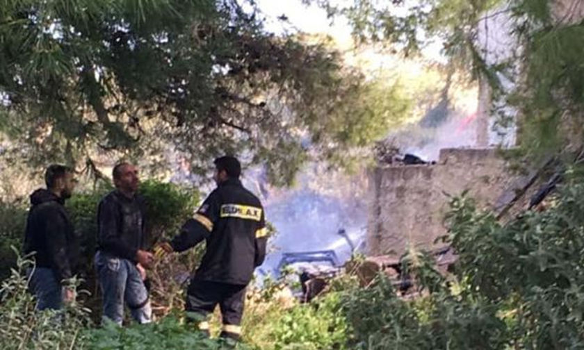 Ένας νεκρός από πυρκαγιά σε μονοκατοικία στην Αρτέμιδα (pics-vid)