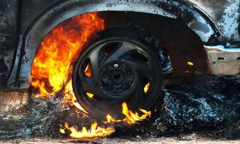 Ισχυρή έκρηξη στη Γλυφάδα – Ένας τραυματίας - Καίγονται αυτοκίνητα - Ακούγονται εκρήξεις
