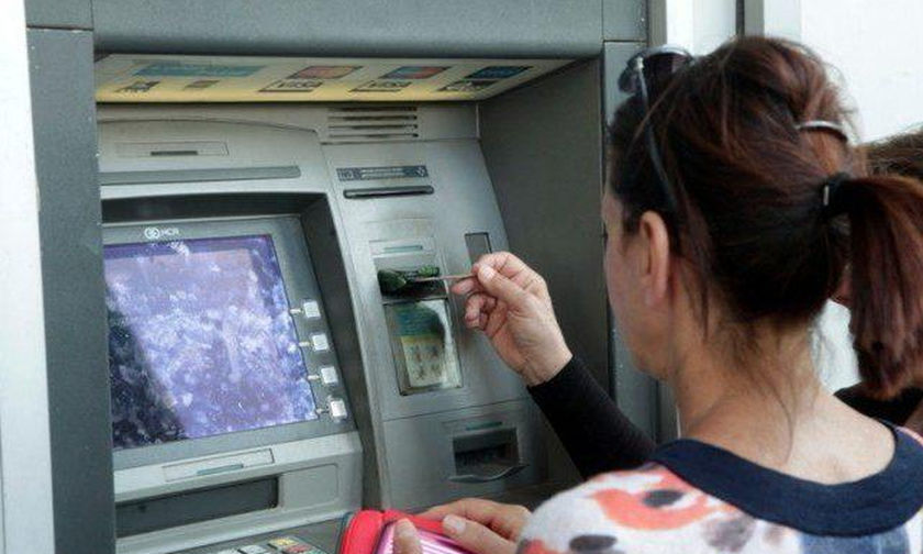Αυξάνονται οι προμήθειες των τραπεζών από τις αναλήψεις στα ΑΤΜ