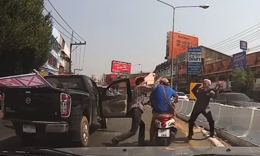Οδηγός μηχανής σπάει το τζάμι αυτοκινήτου και τρώει το ξύλο της χρονιάς του (vid)