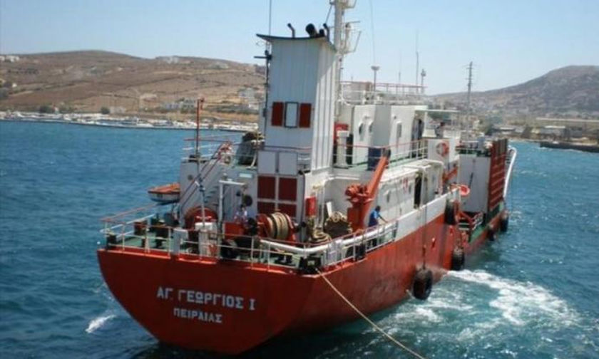 Άνδρος: Αγωνία με δεξαμενόπλοιο που προσάραξε σε βραχονησίδα - Μεταφέρει 880 κυβικά πετρελαίου
