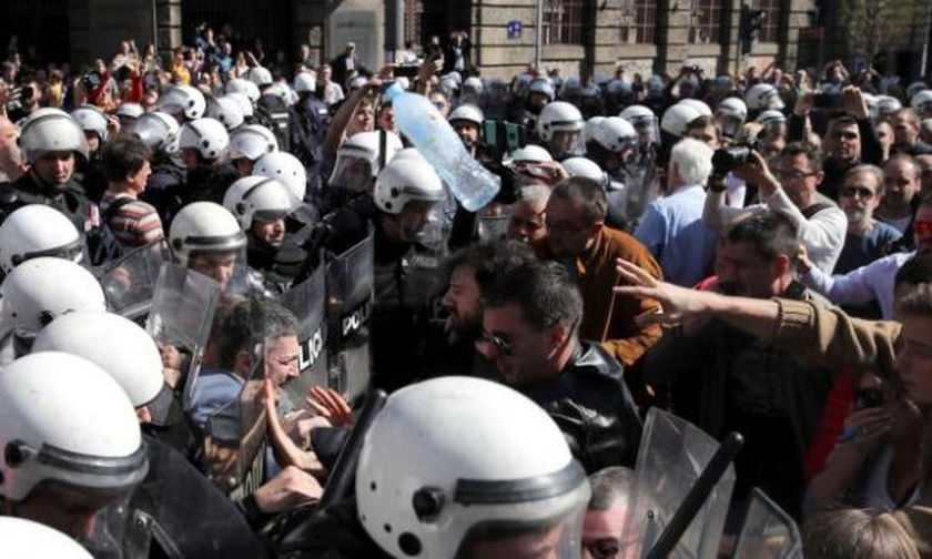 Σερβία: Αποκλεισμένος από διαδηλώτες στο προεδρικό μέγαρο ο Βούτσιτς (vid)