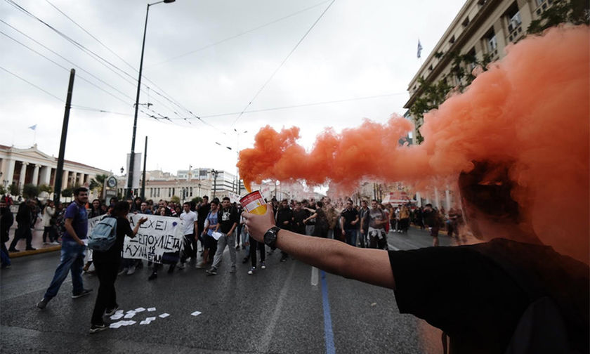 Επεισόδια στο μαθητικό συλλαλητήριο - Μολότοφ εναντίον ΜΑΤ