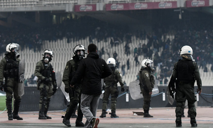 Μολότοφ, φωτιές, καπνοί και συγκρούσεις- Η επέλαση των χούλιγκανς στο ΟΑΚΑ (vid)