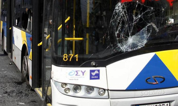 Νέα επίθεση σε λεωφορείο με επιβάτες