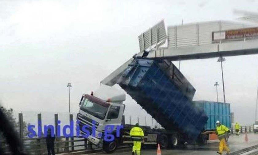 Κλειστή η Γέφυρα Ρίου - Αντιρρίου: Άνεμοι σήκωσαν νταλίκα! (pic)