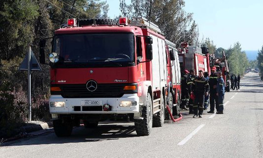 Φωτιά σε αποθήκη ξυλείας στο Κορωπί