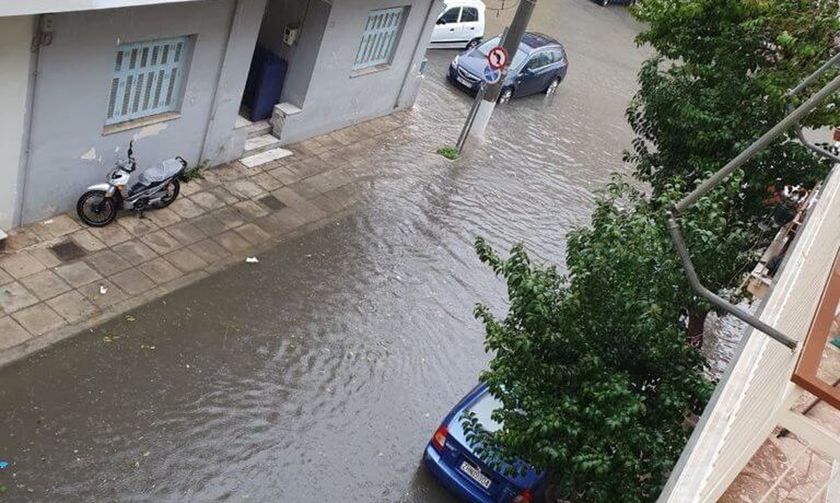 Καιρός: Δρόμοι - ποτάμια στον Πειραιά, χάος από την καταιγίδα