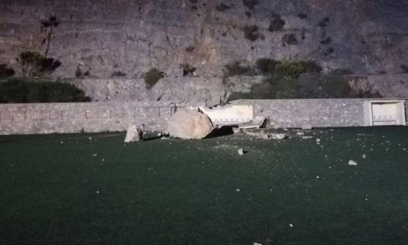 Κατολίσθηση στο γήπεδο της Άνω Σύρου. Έπεσε τεράστιος βράχος (vid-pics)