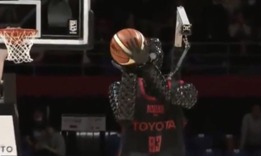 Ιαπωνία: Ρομπότ παίζει μπάσκετ και σκοράρει από το κέντρο (vid)