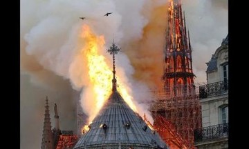 Κατέρρευσε η στέγη της Παναγίας Παρισίων- Live εικόνα από τη φωτιά (vid)