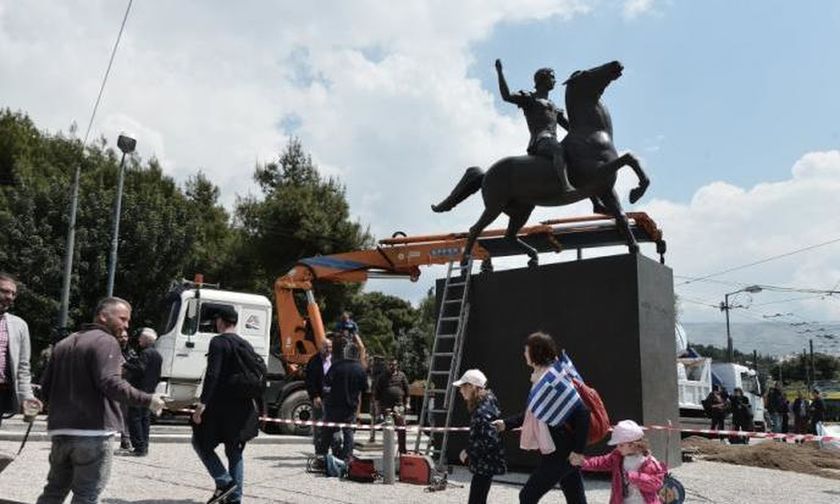 Τοποθετήθηκε το άγαλμα του Μεγάλου Αλεξάνδρου στο κέντρο της Αθήνας (pics)