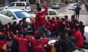 Αυτοκίνητο παρέσυρε οπαδούς της Γαλατασαράι (vid)