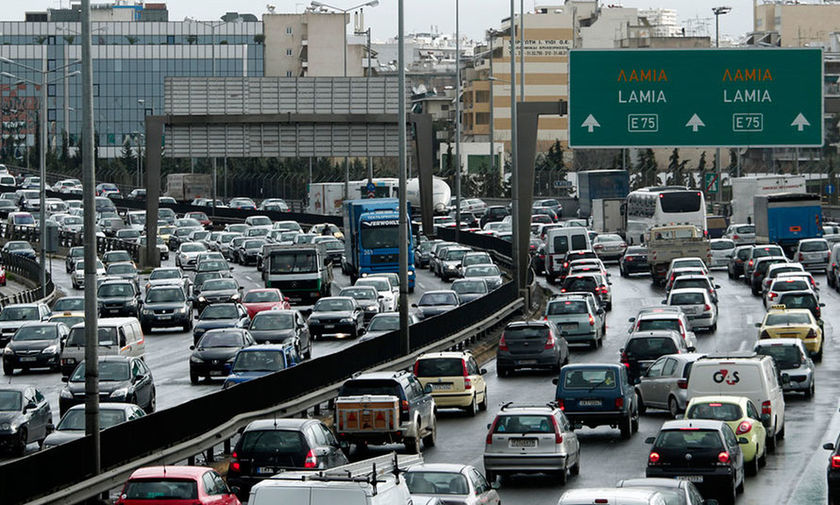 Κορυφώνεται με όλα τα μέσα η έξοδος των εκδρομέων - Αυξημένη η κίνηση στους δρόμους