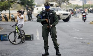 LIVE Streaming - Βενεζουέλα: O στρατός στους δρόμους!