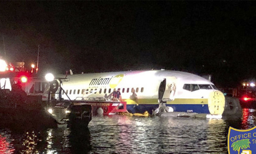 Προσγείωση τρόμου: Boeing με 136 επιβαίνοντες γλίστρησε στον διάδρομο, κατέληξε σε ποτάμι (pic)