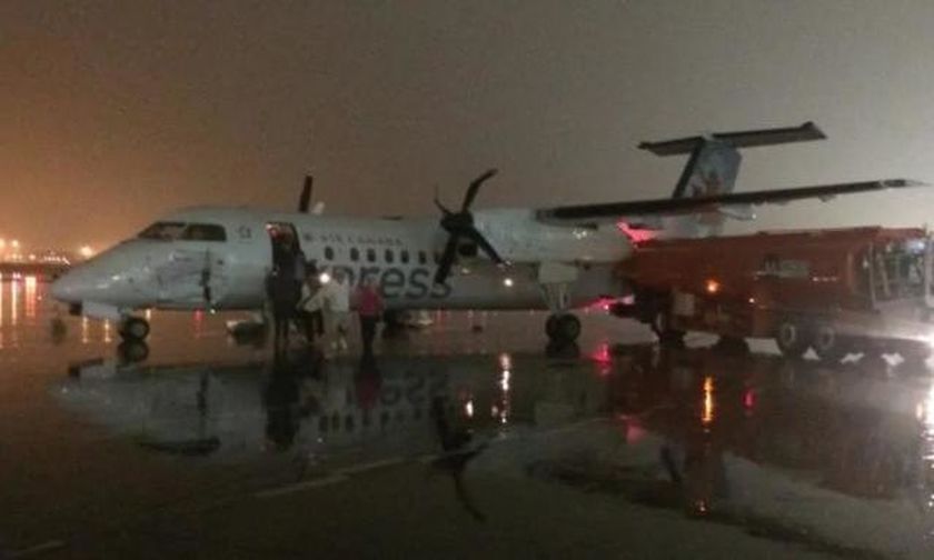 Πανικός στο Τορόντο - Αεροπλάνο συγκρούστηκε με βυτιοφόρο