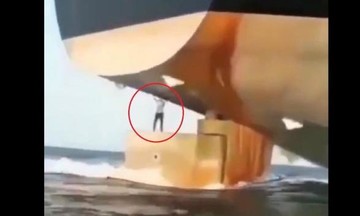 Βίντεο που κόβει την ανάσα: Ανέβηκε στο πηδάλιο δεξαμενόπλοιου εν κινήσει (vid) 