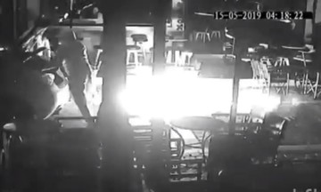 Βίντεο... τρόμος: Έτσι βάζουν φωτιά σε μπαρ στα Άνω Λιόσια (vid-pics)