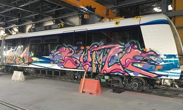 Θεσσαλονίκη: "Στόλισαν" με γκράφιτι τα ολοκαίνουρια βαγόνια του Μετρό (pics)