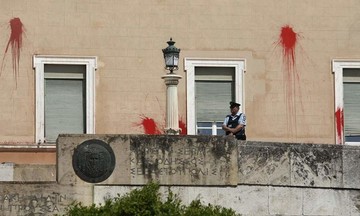 Eλεύθερος ο συλληφθείς του Ρουβίκωνα για τους βανδαλισμούς στη Βουλή