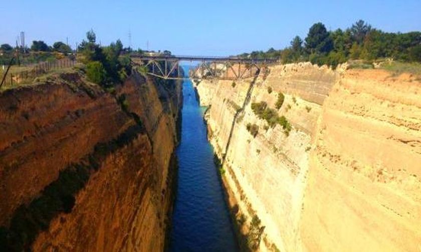 Βουτιά θανάτου έκανε γυναίκα από τη γέφυρα του Ισθμού (Video)