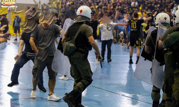 ΑΕΚ-Ολυμπιακός: Αποχώρησε ο Ολυμπιακός από το ΟΑΚΑ, από τον 4ο τελικό, λόγω εισβολής οπαδών!