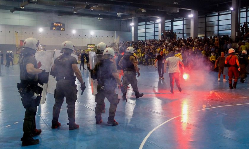 Το φύλλο αγώνα από το ΑΕΚ - Ολυμπιακός: «Ρίψεις αντικειμένων και καπνογόνου»