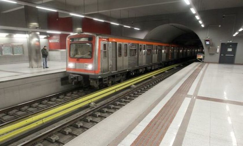 Απομακρύνθηκε ο άνδρας που περπατούσε στη γραμμή του μετρό (upd)
