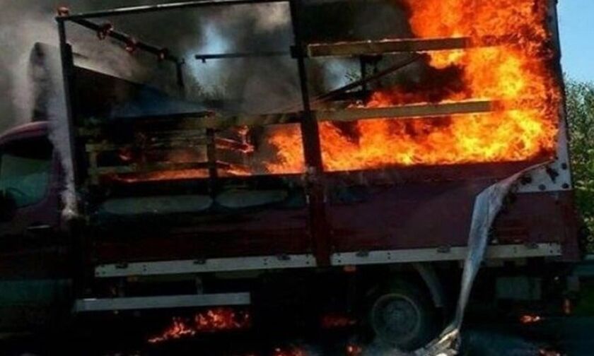 Φωτιά στην Αττική οδό - Φορτηγό παραδόθηκε στις φλόγες