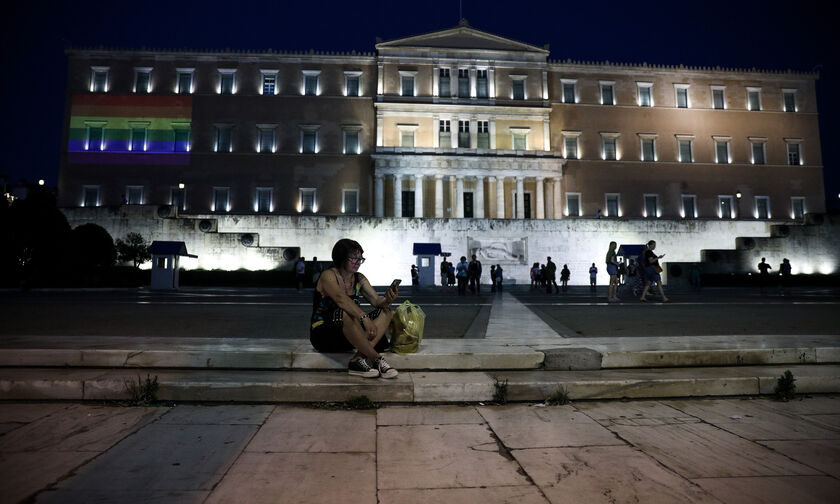  Athens Pride  2019: Φωταγωγήθηκε η Βουλή με τα χρώματα του ουράνιου τόξου (pics)