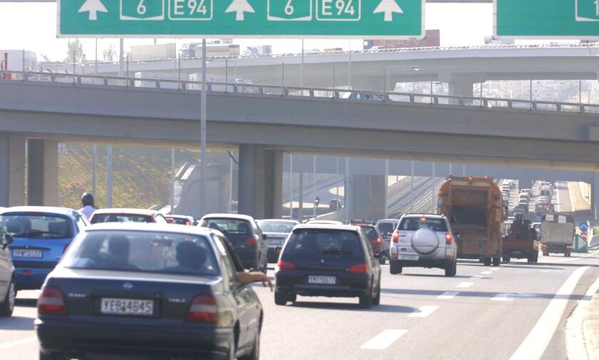 Τεράστιες ουρές στην Αττική Οδό (pic) 