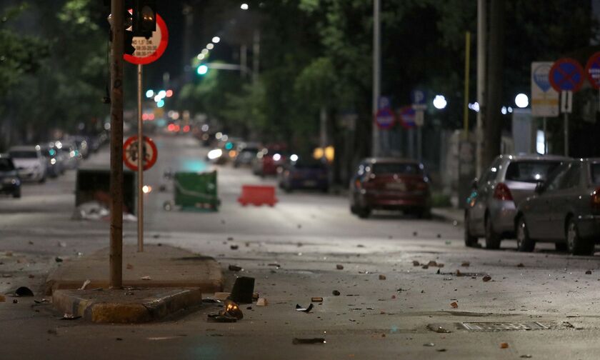 Χούλιγκανς μπούκαραν σε καφετέρια στην Πάτρα και τα έκαναν γυαλιά-καρφιά (vid)