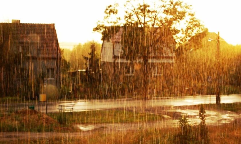 Καιρός: Με ήλιο και βροχές αρχίζει το τριήμερο