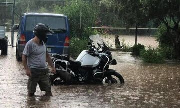 Μπουρίνι «έπνιξε» τα νότια Προάστια της Αττικής - Κεραυνός «ακινητοποίησε» το τραμ (Video)