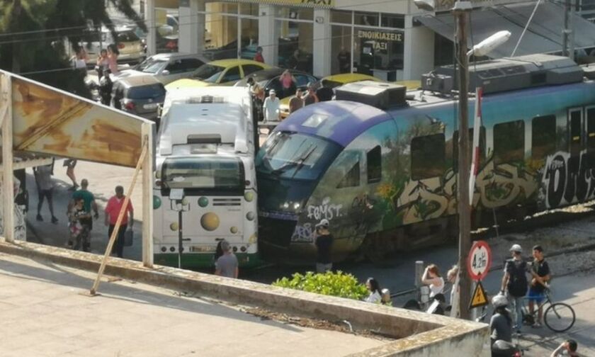 Οι πρώτες εικόνες από τη σύγκρουση συρμού του προαστιακού με λεωφορείο στην Λιοσίων