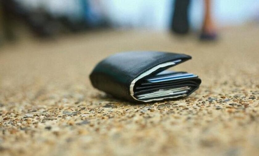 Έρευνα: Ένας στους δύο Έλληνες θα επέστρεφε χαμένο πορτοφόλι με χρήματα