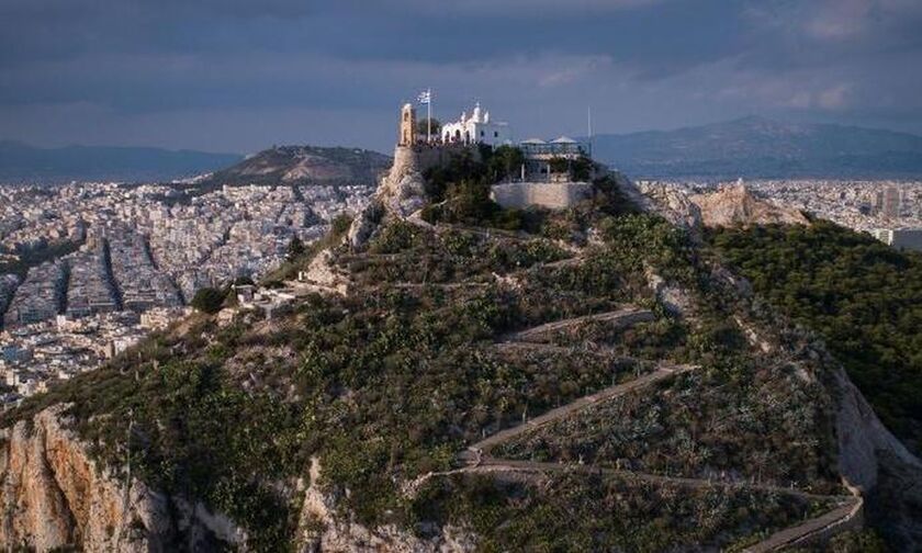 Έκτακτα μέτρα για πυρκαγιά: «Κλείνει» ο Λυκαβηττός - Περιπολίες στον Εθνικό Κήπο