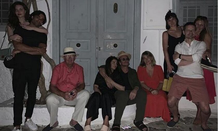 Ο Bono κάνει διακοπές στην Υδρα - Η φωτογραφία έξω από το σπίτι του Λέοναρντ Κοέν