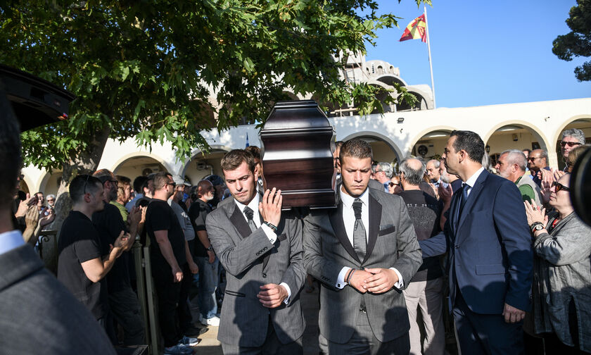 Ο Νταλάρας στην κηδεία του Γιάννη Σπάθα (pics)